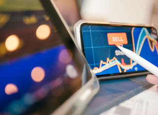 Operador que evalúa alternativas en Bitcoin, Ethereum y forex en múltiples mercados