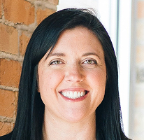 Retrato de Sophie Hartwell, encargada de atención al cliente en el equipo de servicio